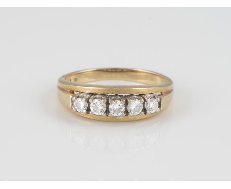 BRILLANT-RING Gelbgold, Weißgold. Ringmaß ca. 54, Ges.-Gew. ca. 4,3 g. Gest. 585. Fünf Brillanten, zusammen ca. 0,31 ct.