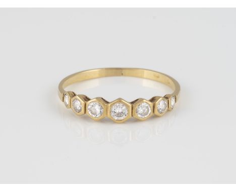 DIAMANT-RING Gelbgold. Ringmaß ca. 60, Ges.-Gew. ca. 1,7 g. Geprüft 18 K. Sieben Brillanten, zusammen ca. 0,40 ct.