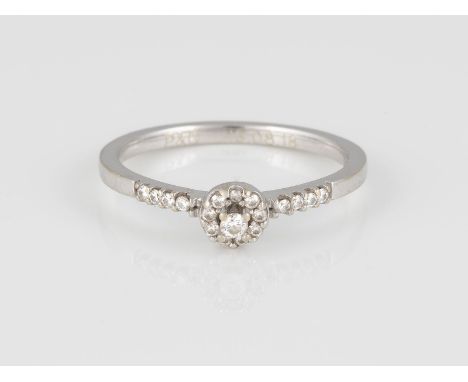 DIAMANT-RING Weißgold. Ringmaß ca. 52, Ges.-Gew. ca. 1,9 g. Gest. 585, persönliche Gravur. 17 Brillanten, zusammen ca. 0,11 c