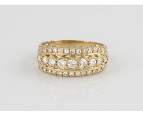 DIAMANT-RING Gelbgold. Ringmaß ca. 53, Ges.-Gew. ca. 4,1 g. Geprüft 18 K. Neun Brillanten, zusammen ca. 0,43 ct., 26 Brillant