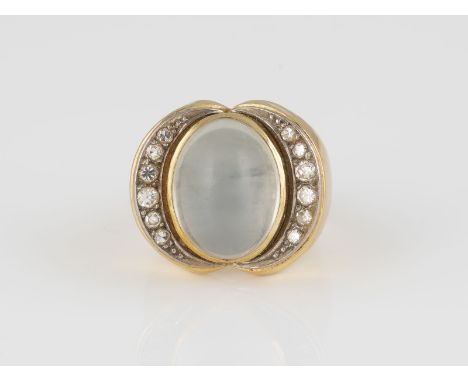 RING Gelbgold, Weißgold. Ringmaß ca. 53, Ges.-Gew. ca. 12,0 g. Gest. 750, Herstellersignet. Ein Mondstein-Cabochon, ca. 14,7 