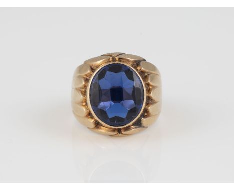 RING Gelbgold. Ringmaß ca. 57, Ges.-Gew. ca. 7,8 g. Geprüft 14 K. Ein blauer Farbstein, wohl synth. Saphir, ca. 13,3 x 11,6 x