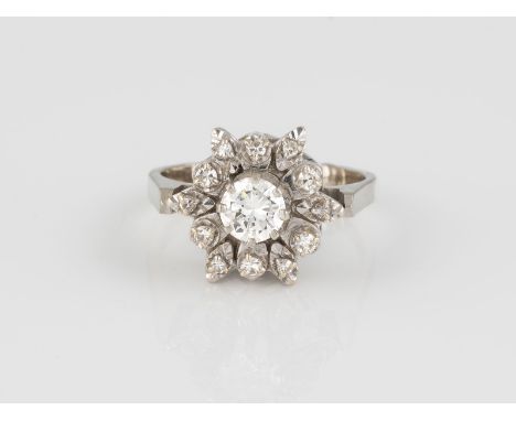 DIAMANT-RING Weißgold. Ringmaß ca. 49, Ges.-Gew. ca. 4,2 g. Gest. 585. Ein Brillant, ca. 0,49 ct., 12 Diamanten im 8/8-Schlif