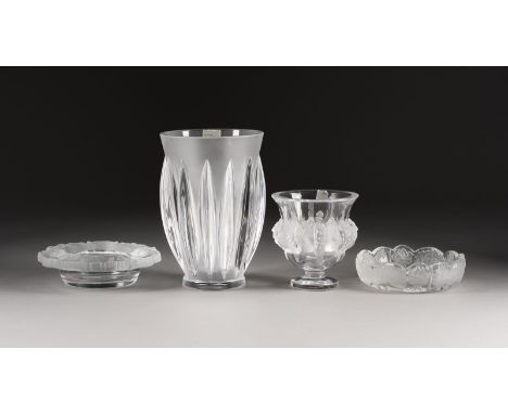 RENÉ LALIQUE1860 Ay/Champagne - 1945 ParisZWEI VASEN UND ZWEI SCHALEN Frankreich, nach 1945 Farbloses Pressglas, part. satini