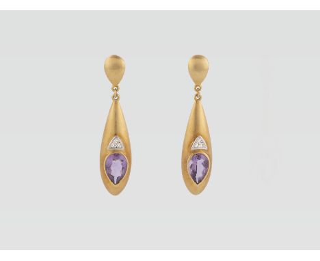 PAAR OHRHÄNGER Gelbgold, Weißgold. L. 4,5 cm, Ges.-Gew. ca. 6,7 g. Geprüft 14 K. Jeweils ein tropfenförmig facettierter Ameth