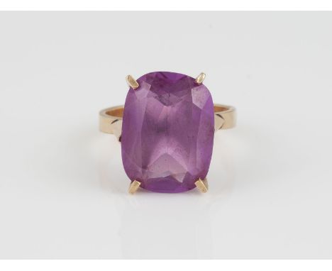 RING Rotgold. Ringmaß ca. 53, Ges.-Gew. ca. 5,5 g. Gest. 585. Ein lilafarbener Farbstein, ca. 16,0 x 12,1 mm, Höhe nicht mess