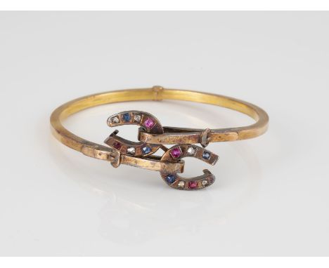 HISTORISCHER ARMREIF Gelbgold, Rotgold. Innenmaß ca. 5,5 x 5,0 cm, Ges.-Gew. ca. 15,0 g. Geprüft 18 K. Schaustück mit zwei Hu