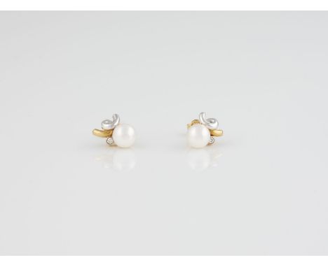 PAAR OHRSTECKER Gelbgold, Weißgold. Kopf L. 1,1 cm, Ges.-Gew. ca. 3,3 g. Gest. 18 K. Jeweils eine Perle, D. ca. 6,6 mm, jewei