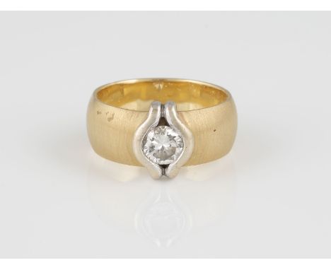 BRILLANT-RING Gelbgold, Weißgold. Ringmaß ca. 53, Ges.-Gew. ca. 7,8 g. Geprüft 14 K. Ein Brillant, ca. 0,50 ct. Besch.