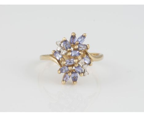 RING Gelbgold, Weißgold. Ringmaß ca. 57, Ges.-Gew. ca. 2,8 g. Gest. 585. 12 lilafarbene Steine im Navetteschliff, sechs rund 