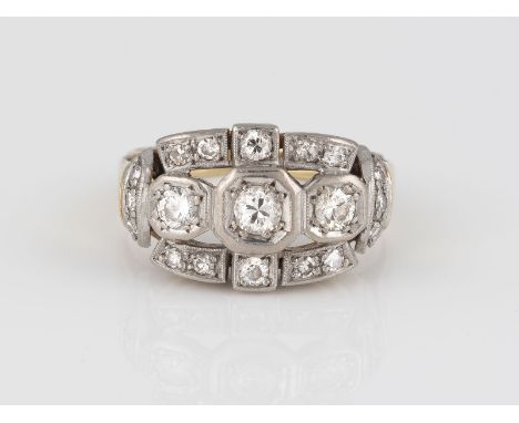 DIAMANT-RING Gelbgold, Weißgold. Ringmaß ca. 53,5, Ges.-Gew. ca. 6,3 g. Gest. 585, Caratangabe der Diamanten geritzt. 20 Diam