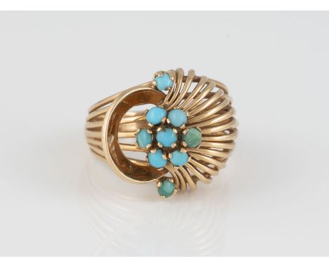TÜRKIS-RING Gelbgold. Ringmaß ca. 53, Ges.-Gew. ca. 6,7 g. Geprüft 18 K. Halbierte Türkisperlen, minimal besch. Zwei Perlen m