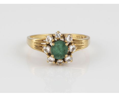 RING Gelbgold. Ringmaß ca. 56, Ges.-Gew. ca. 3,8 g. Gest. 750, weitere Punzierungen. Ein oval facettierter Smaragd, ca. 0,35 