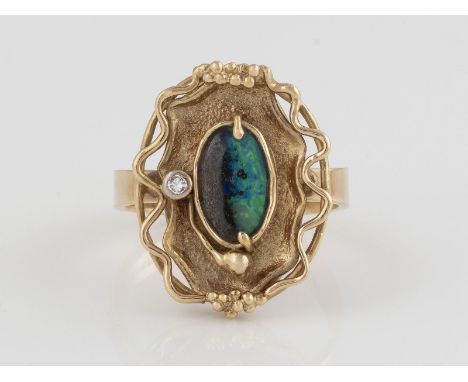 OPAL-RING Gelbgold. Ringmaß ca. 61, Ges.-Gew. ca. 7,2 g. Gest. 585, Herstellersignet, 'Handarbeit' gemarkt. Ein ovaler Boulde