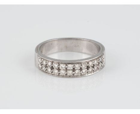 BRILLANT-RING Weißgold. Ringmaß ca. 58,5, Ges.-Gew. ca. 5,9 g. Gest. 750. 24 Brillanten, zusammen ca. 0,24 ct. Schiene leicht