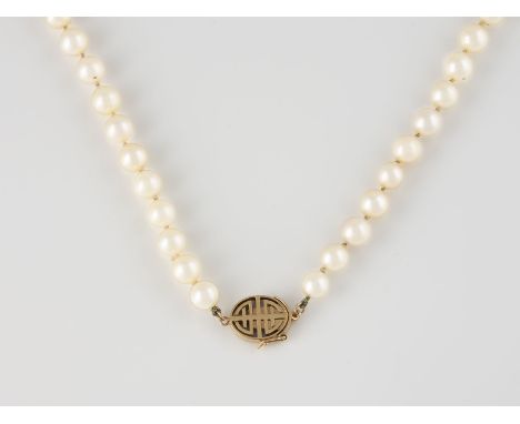 PERL-COLLIER L. 41,5 cm, Ges.-Gew. ca. 21,3 g. Gelbgold. Gest. 14 K, 585. D. der Perlen jeweils ca. 6,1 mm.