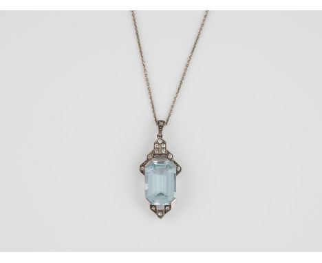 AQUAMARIN-ANHÄNGER MIT KETTE Weißgold. Anhänger L. 3,9 cm, Ges.-Gew. ca. 4,9 g. Geprüft 14 K, Öse gest. mit österreichischer 