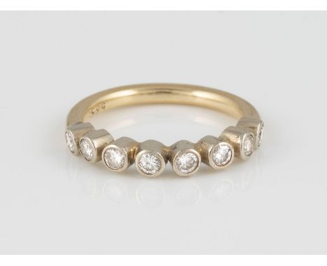 BRILLANT-RING Gelbgold. Ringmaß ca. 51, Ges.-Gew. ca. 2,9 g. Gest. 585. Acht Brillanten, zusammen ca. 0,32 ct.