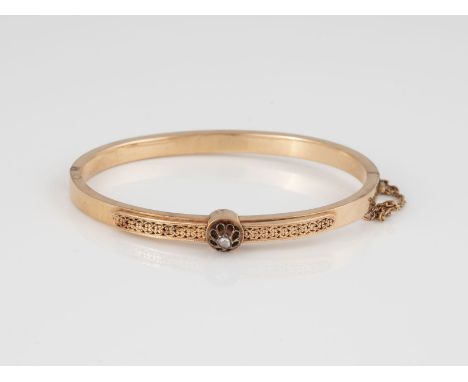 HISTORISCHER ARMREIF Rotgold. Innenmaß ca. 5,7 x 4,7 cm, Ges.-Gew. ca. 9,1 g. Geprüft 14 K, Garantiemarke Österreich-Ungarn 1