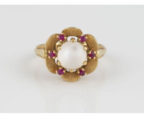 RING Gelbgold. Ringmaß ca. 56, Ges.-Gew. ca. 6,4 g. Gest. 750. Ein Mondstein-Cabochon, ca. 7,9 x 4,8 mm, sechs rund facettier