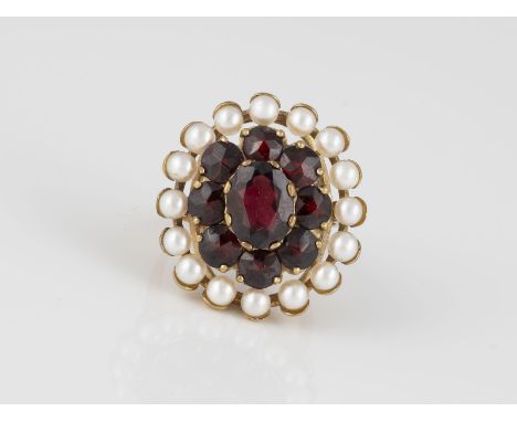 RING Gelbgold. Ringmaß ca. 51, Ges.-Gew. ca. 7,2 g. Gest. 585, Herstellersignet. Neun Granatsteine, oval und rund facettiert,