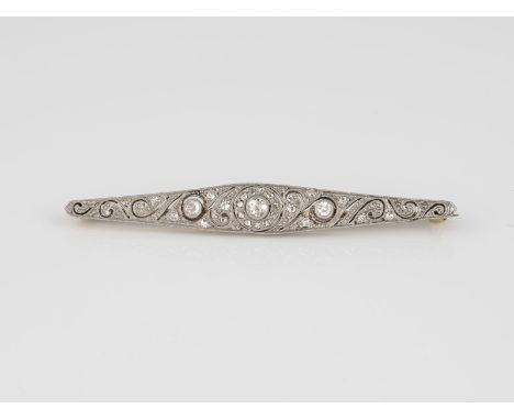 DIAMANT-BROSCHE Gelbgold, wohl Platin. L. 5,1 cm, Ges.-Gew. ca. 5,5 g. Gelbgold geprüft 14 K. Drei Diamanten im Altschliff, z