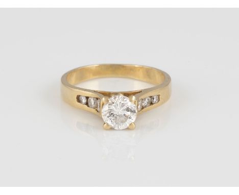 DIAMANT-RING Gelbgold. Ringmaß ca. 49,5, Ges.-Gew. ca. 3,0 g. Geprüft 18 K. Ein Brillant, D. ca. 5,47 mm, Höhe nicht messbar,