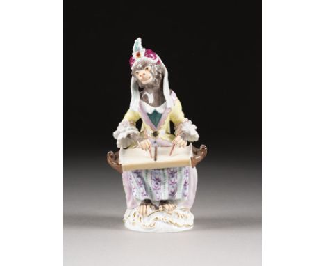 SILKE EBERMANN1967 SchwarzerAFFE MIT ZITHER Deutsch, Meissen, 2020 Porzellan, polychrome Malerei, Goldstaffage. H. 13,5 cm. U