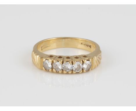 DIAMANT-RING Gelbgold. Ringmaß ca. 52, Ges.-Gew. ca. 4,5 g. Geprüft 18 K. Fünf Diamanten, zusammen ca. 0,20 ct. Part. leicht 