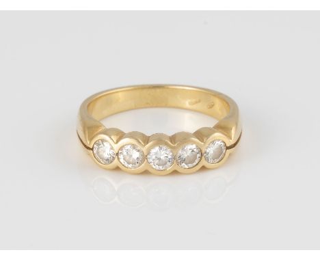 BRILLANT-RING Gelbgold. Ringmaß ca. 55,5, Ges.-Gew. ca. 6,3 g. Gest. 750, italienische Marke. Fünf Brillanten, zusammen ca. 0