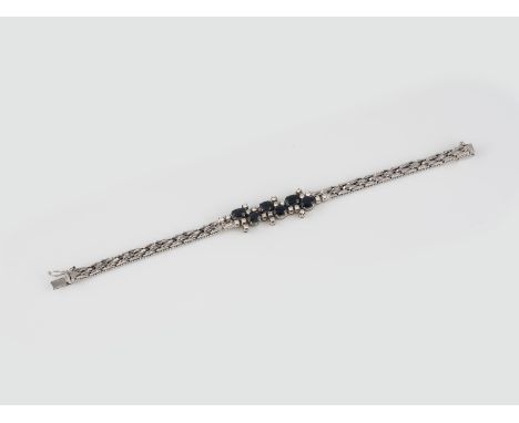 EDELSTEIN-ARMBAND Weißgold. L. 18,5 cm, Ges.-Gew. ca. 27,4 g. Gest. 18 K. Sechs oval facettierte Saphire, zusammen ca. 4,74 c