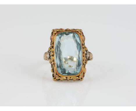 RING Gelbgold. Ringmaß ca. 60, Ges.-Gew. ca. 7,4 g. Schiene geprüft 14 K. Ein Aquamarin, ca.11,8 ct. Tragespuren.