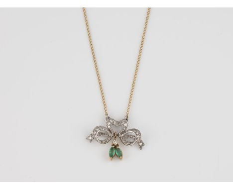 COLLIER Gelbgold, Weißgold. L. 43,5, Ges.-Gew. ca. 5,9 g. Karabiner gest. 750, Schaustück geprüft 14 K. Zwei Smaragde im Nave