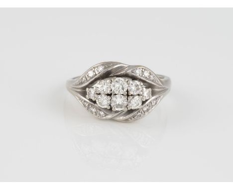 DIAMANT-RING Weißgold. Ringmaß ca. 56, Ges.-Gew. ca. 8,4 g. Geprüft 18 K. 12 Brillanten, zusammen ca. 0,64 ct., 14 Brillanten