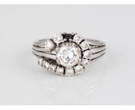 BRILLANT-RING Weißgold. Ringmaß ca. 54, Ges-Gew. ca. 6,5 g. Gest. 585, Herstellersignet. Ein Brillant, ca. 0,75 ct., 12 Brill