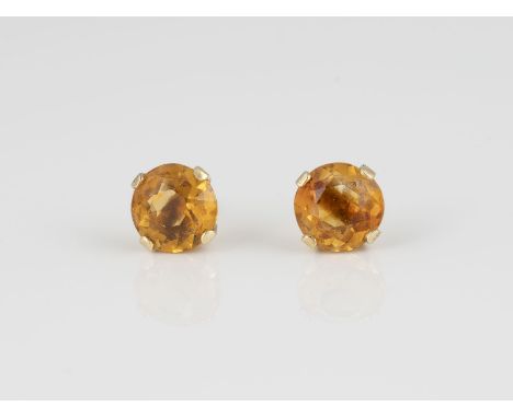 PAAR OHRSTECKER Gelbgold. Kopf D. 1,0 cm, Ges.-Gew. ca. 4,6 g. Geprüft 14 K. Jeweils ein rund facettierter Citrin, jeweils ca