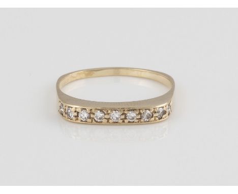 DIAMANT-RING Gelbgold. Ringmaß ca. 57, Ges.-Gew. ca. 2,2 g. Geprüft 14 K. Neun Brillanten, zusammen ca. 0,22 ct.