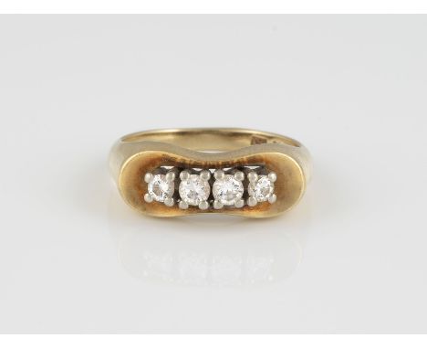 BRILLANT-RING Gelbgold. Ringmaß ca. 57, Ges.-Gew. ca. 5,7 g. Gest. 585, Herstellersignet. Vier Brillanten, zusammen ca. 0,38 