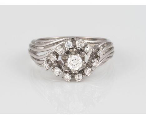 DIAMANT-RING Weißgold. Ringmaß ca. 56, Ges.-Gew. ca. 4,4 g. Geprüft 14 K. Ein Brillant, ca. 0,18 ct., 12 Diamanten im 8/8-Sch
