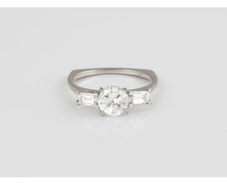 DIAMANT-RING Weißgold. Ringmaß ca. 56, Ges.-Gew. ca. 3,1 g. Gest. 750, Herstellersignet. Ein Brillant, ca. 1,1 ct., etwa Wess