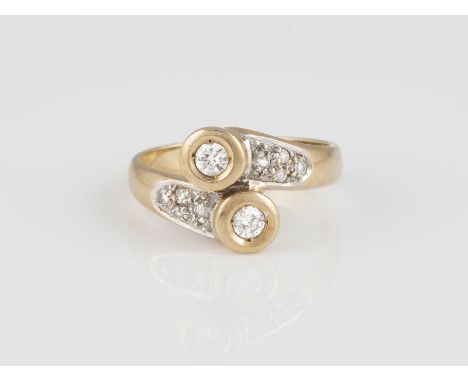 DIAMANT-RING Gelbgold, Weißgold. Ringmaß 57, Ges.-Gew. ca. 4,6 g. Gest. 585. Zwei Brillanten, zusammen ca. 0,24 ct. acht Bril