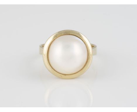 PERL-RING Gelbgold. Ringmaß ca. 59, Ges.-Gew. ca. 6,6 g. Gest. 585, Herstellersignet. Eine Mabe-Perle, D. ca. 13,5 mm.