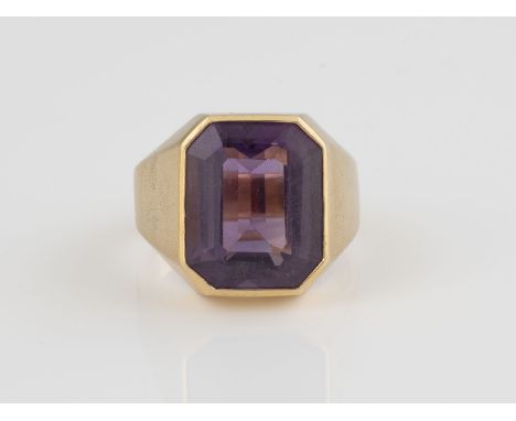 AMETHYST-RING Gelbgold. Ringmaß ca. 62, Ges.-Gew. ca. 15,0 g. Gest. 585. Ein Amethyst, ca. 10,20 ct. Leicht besch.