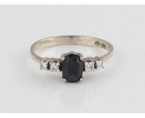 EDELSTEIN-RING Weißgold. Ringmaß 58, Ges.-Gew. ca. 2,4 g. Gest. 585, Herstellersignet. Ein ovaler Saphir, Ca. 0,91 ct., vier 