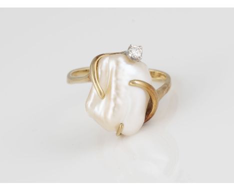 RING Gelbgold. Ringmaß ca. 59, Ges.-Gew. ca. 5,4 g. Gest. 585. Eine Perle, ein Brillant, ca, 0,05 ct. Schiene part. angelaufe