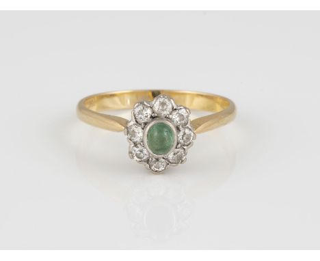 EDELSTEIN-RING Gelbgold, Weißgold. Ringmaß ca. 60, Ges.-Gew. ca. 3,5 g. Gest. 750. Ein ovaler Smaragd-Cabochon, acht Diamante