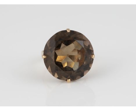RAUCHQUARZ-RING Gelbgold. Ringmaß ca. 54, Ges.-Gew. ca. 8,1 g. Gest. 585. Ein rund facettierter Rauchquarz, ca. 22,0 ct. Besc