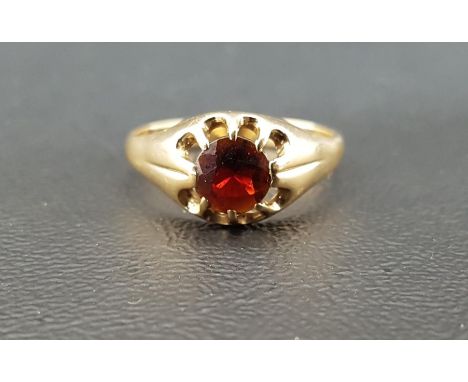 GARNET SINGLE STONE RINGthe round cut garnet on nine carat gold shank, ring size R 