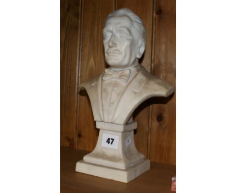 2 white marble effect busts depicting the composers G. Puccini and R. Wagner.
