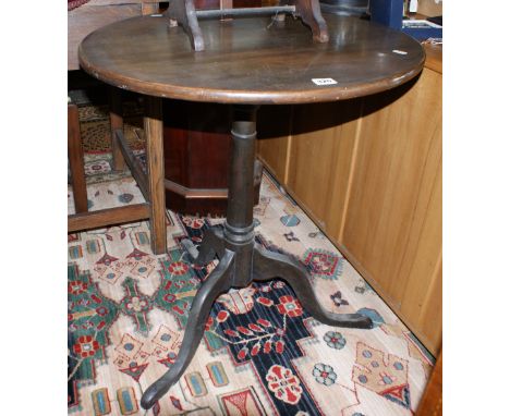 George III mahogany tilt-top tea table on tripod base with pad feet. 64 cm diameter